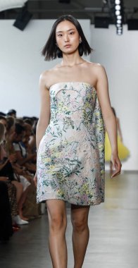 New York, Ny, Amerika Birleşik Devletleri - 6 Eylül 2018: Bir model yürür pist Pier 59 Studios, Manhattan, New York moda haftasında Pamella Roland ilkbahar/yaz 2019 koleksiyonu için