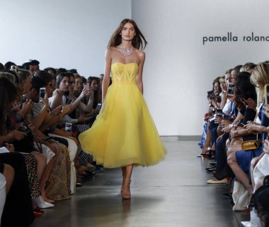 New York, Ny, Amerika Birleşik Devletleri - 6 Eylül 2018: Bir model yürür pist Pier 59 Studios, Manhattan, New York moda haftasında Pamella Roland ilkbahar/yaz 2019 koleksiyonu için