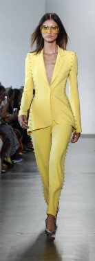 New York, ABD - 6 Eylül 2018: Bir model yürür pist Pamella Roland ilkbahar/yaz 2019 pist gösterinin Pier 59 Studios, Manhattan, New York moda haftası için