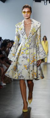 New York, ABD - 6 Eylül 2018: Bir model yürür pist Pamella Roland ilkbahar/yaz 2019 pist gösterinin Pier 59 Studios, Manhattan, New York moda haftası için