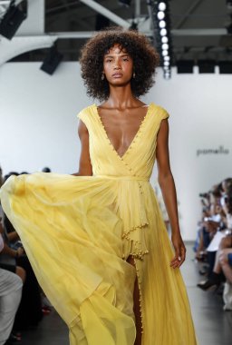 New York, ABD - 6 Eylül 2018: Bir model yürür pist Pamella Roland ilkbahar/yaz 2019 pist gösterinin Pier 59 Studios, Manhattan, New York moda haftası için