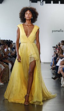 New York, ABD - 6 Eylül 2018: Bir model yürür pist Pamella Roland ilkbahar/yaz 2019 pist gösterinin Pier 59 Studios, Manhattan, New York moda haftası için