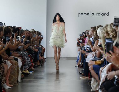 New York, ABD - 6 Eylül 2018: Bir model yürür pist Pamella Roland ilkbahar/yaz 2019 pist gösterinin Pier 59 Studios, Manhattan, New York moda haftası için