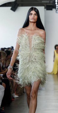 New York, ABD - 6 Eylül 2018: Bir model yürür pist Pamella Roland ilkbahar/yaz 2019 pist gösterinin Pier 59 Studios, Manhattan, New York moda haftası için