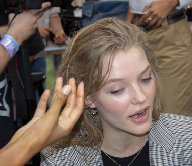 New York, Ny, Amerika Birleşik Devletleri - 9 Eylül 2018: Manken sahne arkasında Prabal Gurung ilkbahar/yaz 2019 pist gösterinin bahar Studios, Manhattan, New York moda haftası için hazırlar.