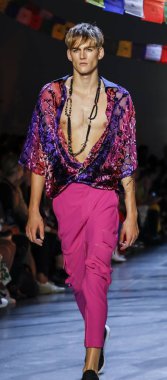 New York, Ny, Amerika Birleşik Devletleri - 9 Eylül 2018: Bir model yürür pist Prabal Gurung ilkbahar/yaz 2019 pist gösterinin bahar Studios, Manhattan, New York moda haftası için