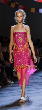 New York, Ny, Amerika Birleşik Devletleri - 9 Eylül 2018: Bir model yürür pist Prabal Gurung ilkbahar/yaz 2019 pist gösterinin bahar Studios, Manhattan, New York moda haftası için