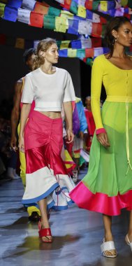 New York, Ny, Amerika Birleşik Devletleri - 9 Eylül 2018: Modelleri yürüyüş pist Prabal Gurung ilkbahar/yaz 2019 pist gösterinin bahar Studios, Manhattan, New York moda haftası için