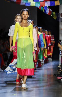 New York, Ny, Amerika Birleşik Devletleri - 9 Eylül 2018: Modelleri yürüyüş pist Prabal Gurung ilkbahar/yaz 2019 pist gösterinin bahar Studios, Manhattan, New York moda haftası için