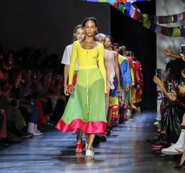 New York, Ny, Amerika Birleşik Devletleri - 9 Eylül 2018: Modelleri yürüyüş pist Prabal Gurung ilkbahar/yaz 2019 pist gösterinin bahar Studios, Manhattan, New York moda haftası için