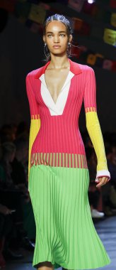 New York, Ny, Amerika Birleşik Devletleri - 9 Eylül 2018: Bir model yürür pist Prabal Gurung ilkbahar/yaz 2019 pist gösterinin bahar Studios, Manhattan, New York moda haftası için