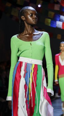 New York, Ny, Amerika Birleşik Devletleri - 9 Eylül 2018: Bir model yürür pist Prabal Gurung ilkbahar/yaz 2019 pist gösterinin bahar Studios, Manhattan, New York moda haftası için