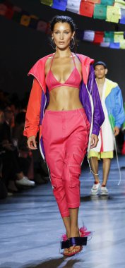 New York, Ny, Amerika Birleşik Devletleri - 9 Eylül 2018: Bella Hadid yürüyüşler pist Prabal Gurung ilkbahar/yaz 2019 pist gösterinin bahar Studios, Manhattan, New York moda haftası için