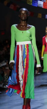 New York, Ny, Amerika Birleşik Devletleri - 9 Eylül 2018: Bir model yürür pist Prabal Gurung ilkbahar/yaz 2019 pist gösterinin bahar Studios, Manhattan, New York moda haftası için