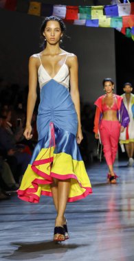 New York, Ny, Amerika Birleşik Devletleri - 9 Eylül 2018: Bir model yürür pist Prabal Gurung ilkbahar/yaz 2019 pist gösterinin bahar Studios, Manhattan, New York moda haftası için
