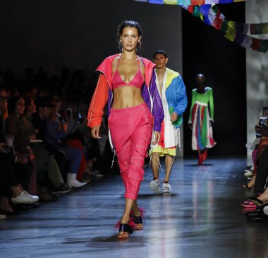 New York, Ny, Amerika Birleşik Devletleri - 9 Eylül 2018: Bella Hadid yürüyüşler pist Prabal Gurung ilkbahar/yaz 2019 pist gösterinin bahar Studios, Manhattan, New York moda haftası için