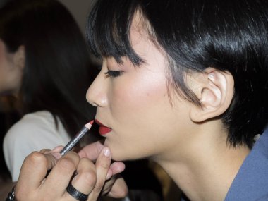 New York, Ny, Amerika Birleşik Devletleri - 11 Eylül 2018: Manken sahne arkasında Naeem Khan ilkbahar/yaz 2019 pist gösterinin bahar Studios, Manhattan, New York moda haftası için hazırlar.