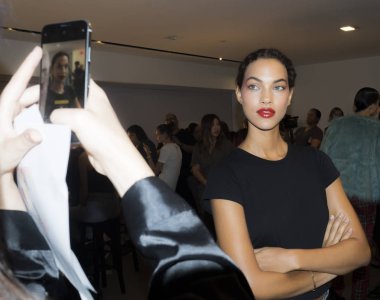 New York, Ny, Amerika Birleşik Devletleri - 11 Eylül 2018: Manken sahne arkasında Naeem Khan ilkbahar/yaz 2019 pist gösterinin bahar Studios, Manhattan, New York moda haftası için hazırlar.