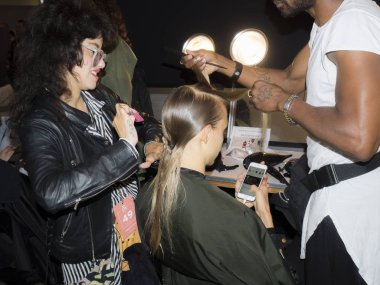 New York, Ny, Amerika Birleşik Devletleri - 11 Eylül 2018: Manken sahne arkasında Naeem Khan ilkbahar/yaz 2019 pist gösterinin bahar Studios, Manhattan, New York moda haftası için hazırlar.