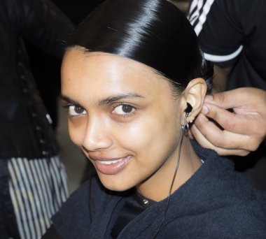 New York, Ny, Amerika Birleşik Devletleri - 11 Eylül 2018: Manken sahne arkasında Naeem Khan ilkbahar/yaz 2019 pist gösterinin bahar Studios, Manhattan, New York moda haftası için hazırlar.