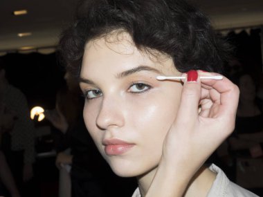 New York, Ny, Amerika Birleşik Devletleri - 11 Eylül 2018: Manken sahne arkasında Naeem Khan ilkbahar/yaz 2019 pist gösterinin bahar Studios, Manhattan, New York moda haftası için hazırlar.