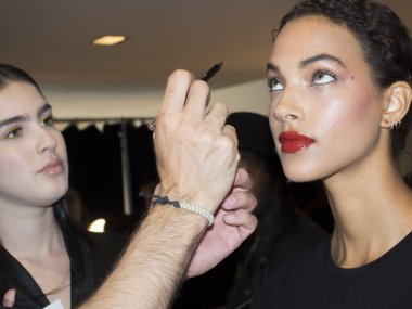 New York, Ny, Amerika Birleşik Devletleri - 11 Eylül 2018: Manken sahne arkasında Naeem Khan ilkbahar/yaz 2019 pist gösterinin bahar Studios, Manhattan, New York moda haftası için hazırlar.