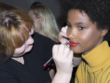 New York, Ny, Amerika Birleşik Devletleri - 11 Eylül 2018: Manken sahne arkasında Naeem Khan ilkbahar/yaz 2019 pist gösterinin bahar Studios, Manhattan, New York moda haftası için hazırlar.