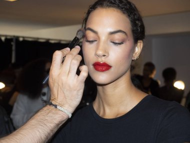 New York, Ny, Amerika Birleşik Devletleri - 11 Eylül 2018: Manken sahne arkasında Naeem Khan ilkbahar/yaz 2019 pist gösterinin bahar Studios, Manhattan, New York moda haftası için hazırlar.