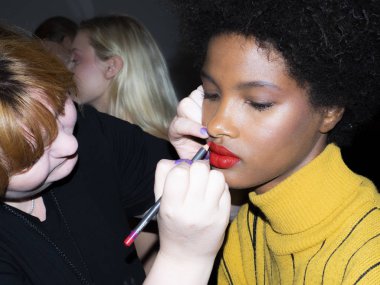 New York, Ny, Amerika Birleşik Devletleri - 11 Eylül 2018: Manken sahne arkasında Naeem Khan ilkbahar/yaz 2019 pist gösterinin bahar Studios, Manhattan, New York moda haftası için hazırlar.