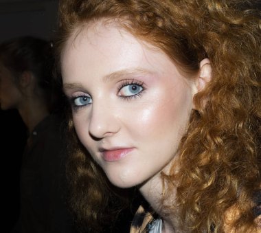 New York, Ny, Amerika Birleşik Devletleri - 11 Eylül 2018: Manken sahne arkasında Naeem Khan ilkbahar/yaz 2019 pist gösterinin bahar Studios, Manhattan, New York moda haftası için hazırlar.