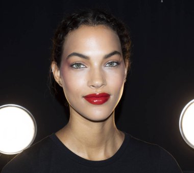 New York, Ny, Amerika Birleşik Devletleri - 11 Eylül 2018: Manken sahne arkasında Naeem Khan ilkbahar/yaz 2019 pist gösterinin bahar Studios, Manhattan, New York moda haftası için hazırlar.