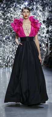 New York, Ny, Amerika Birleşik Devletleri - 11 Eylül 2018: Bir model yürür pist Naeem Khan ilkbahar/yaz 2019 pist gösterinin bahar Studios, Manhattan, New York moda haftası için