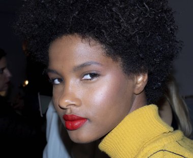 New York, Ny, Amerika Birleşik Devletleri - 11 Eylül 2018: Manken sahne arkasında Naeem Khan ilkbahar/yaz 2019 pist gösterinin bahar Studios, Manhattan, New York moda haftası için hazırlar.