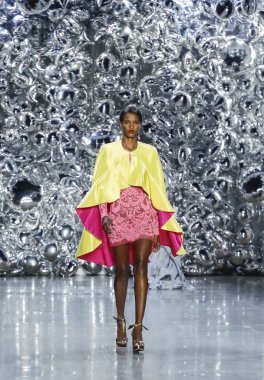 New York, Ny, Amerika Birleşik Devletleri - 11 Eylül 2018: Bir model yürür pist Naeem Khan ilkbahar/yaz 2019 pist gösterinin bahar Studios, Manhattan, New York moda haftası için