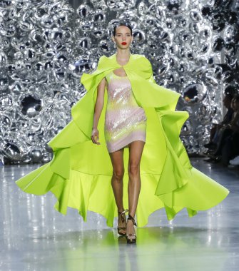 New York, Ny, Amerika Birleşik Devletleri - 11 Eylül 2018: Bir model yürür pist Naeem Khan ilkbahar/yaz 2019 pist gösterinin bahar Studios, Manhattan, New York moda haftası için