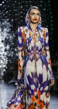 New York, Ny, Amerika Birleşik Devletleri - 11 Eylül 2018: Bir model yürür pist Naeem Khan ilkbahar/yaz 2019 pist gösterinin bahar Studios, Manhattan, New York moda haftası için