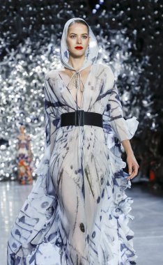 New York, Ny, Amerika Birleşik Devletleri - 11 Eylül 2018: Bir model yürür pist Naeem Khan ilkbahar/yaz 2019 pist gösterinin bahar Studios, Manhattan, New York moda haftası için