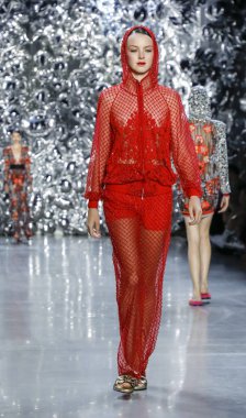 New York, Ny, Amerika Birleşik Devletleri - 11 Eylül 2018: Bir model yürür pist Naeem Khan ilkbahar/yaz 2019 pist gösterinin bahar Studios, Manhattan, New York moda haftası için