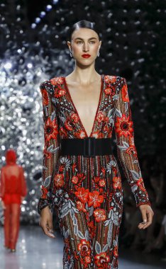 New York, Ny, Amerika Birleşik Devletleri - 11 Eylül 2018: Bir model yürür pist Naeem Khan ilkbahar/yaz 2019 pist gösterinin bahar Studios, Manhattan, New York moda haftası için