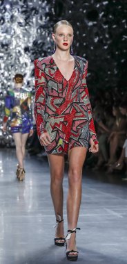 New York, Ny, Amerika Birleşik Devletleri - 11 Eylül 2018: Bir model yürür pist Naeem Khan ilkbahar/yaz 2019 pist gösterinin bahar Studios, Manhattan, New York moda haftası için