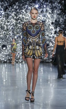 New York, Ny, Amerika Birleşik Devletleri - 11 Eylül 2018: Bir model yürür pist Naeem Khan ilkbahar/yaz 2019 pist gösterinin bahar Studios, Manhattan, New York moda haftası için