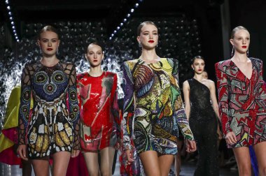 New York, Ny, Amerika Birleşik Devletleri - 11 Eylül 2018: Modelleri yürüyüş pist Naeem Khan ilkbahar/yaz 2019 pist gösterinin bahar Studios, Manhattan, New York moda haftası için