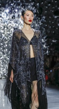 New York, Ny, Amerika Birleşik Devletleri - 11 Eylül 2018: Bir model yürür pist Naeem Khan ilkbahar/yaz 2019 pist gösterinin bahar Studios, Manhattan, New York moda haftası için