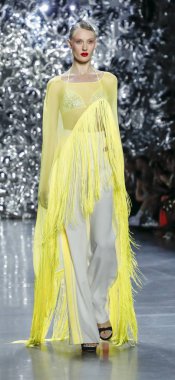 New York, Ny, Amerika Birleşik Devletleri - 11 Eylül 2018: Bir model yürür pist Naeem Khan ilkbahar/yaz 2019 pist gösterinin bahar Studios, Manhattan, New York moda haftası için