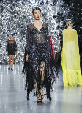 New York, Ny, Amerika Birleşik Devletleri - 11 Eylül 2018: Bir model yürür pist Naeem Khan ilkbahar/yaz 2019 pist gösterinin bahar Studios, Manhattan, New York moda haftası için