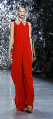 New York, Ny, Amerika Birleşik Devletleri - 11 Eylül 2018: Bir model yürür pist Naeem Khan ilkbahar/yaz 2019 pist gösterinin bahar Studios, Manhattan, New York moda haftası için