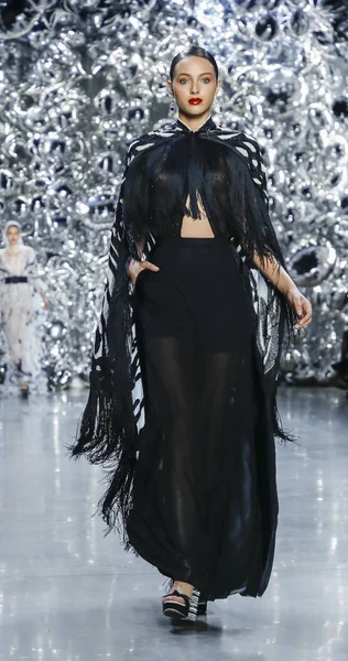 New York, Ny, Amerika Birleşik Devletleri - 11 Eylül 2018: Bir model yürür pist Naeem Khan ilkbahar/yaz 2019 pist gösterinin bahar Studios, Manhattan, New York moda haftası için