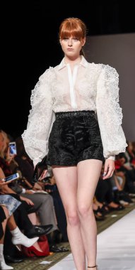 New York, Ny, Amerika Birleşik Devletleri - 10 Eylül 2018: Bir model yürür pist Dennis Basso ilkbahar/yaz 2019 pist gösterisi sırasında Cipriani 42nd Street, Manhattan, New York moda haftası için