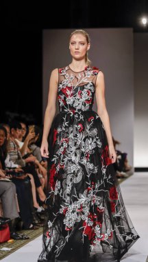 New York, Ny, Amerika Birleşik Devletleri - 10 Eylül 2018: Bir model yürür pist Dennis Basso ilkbahar/yaz 2019 pist gösterisi sırasında Cipriani 42nd Street, Manhattan, New York moda haftası için