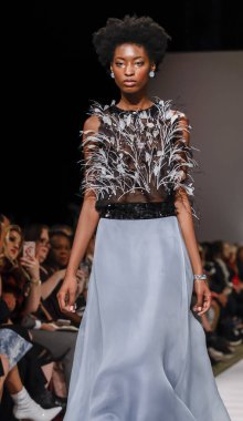 New York, Ny, Amerika Birleşik Devletleri - 10 Eylül 2018: Bir model yürür pist Dennis Basso ilkbahar/yaz 2019 pist gösterisi sırasında Cipriani 42nd Street, Manhattan, New York moda haftası için